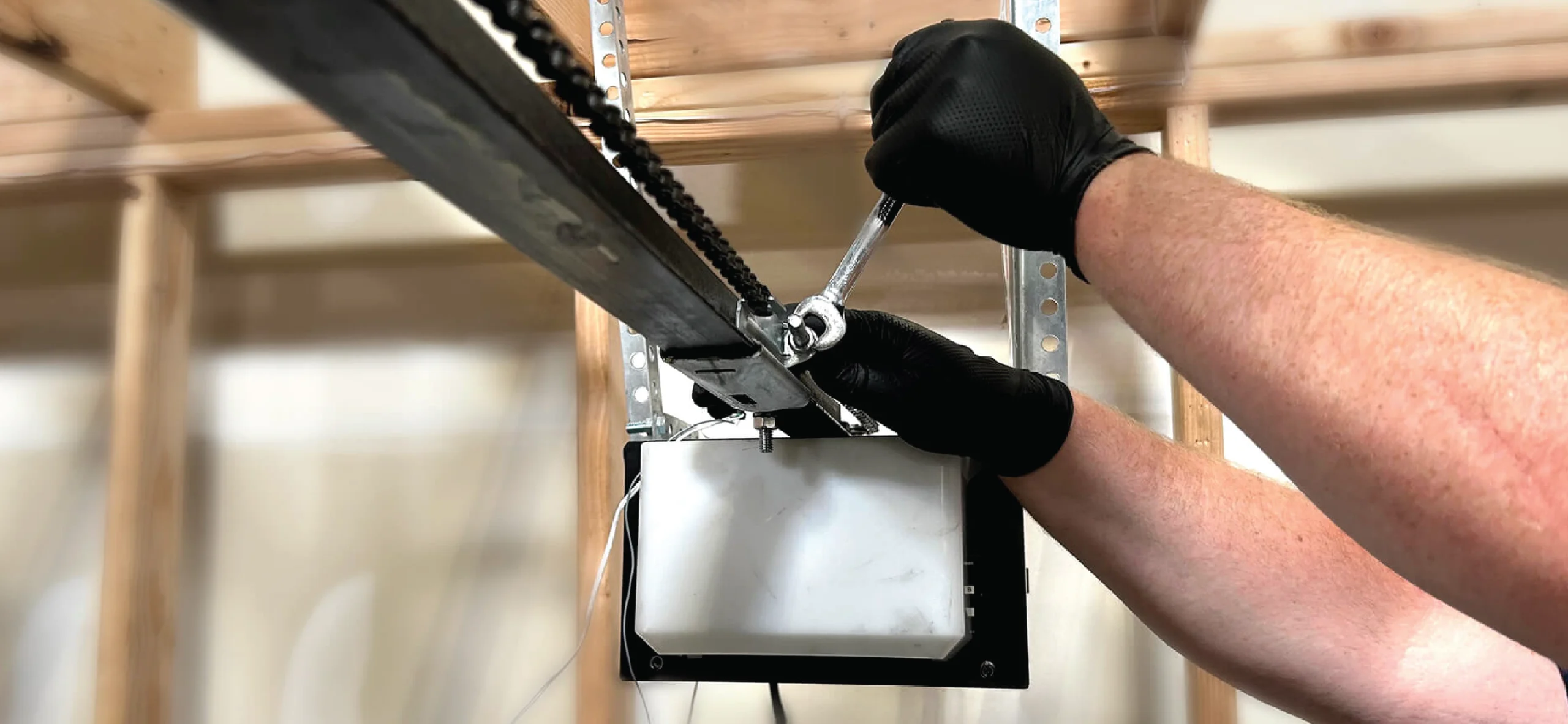 Hinge garage door repair